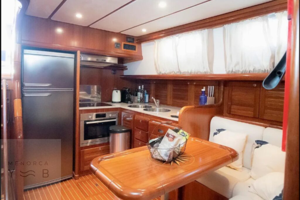 Menorquin 180 inside 3